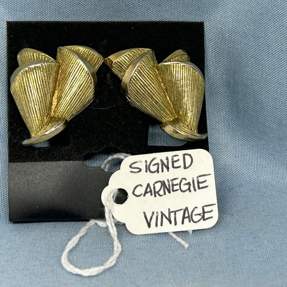 Carnegie gold tone clip vintage style earrings - Picture 5 of 5